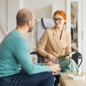 psychologist-interviewing-the-man-KJXDG6B.jpg